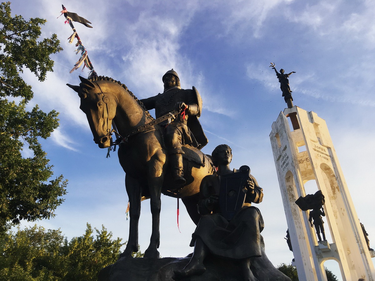 Памятник Пересвету и певцу Баяну в Брянске