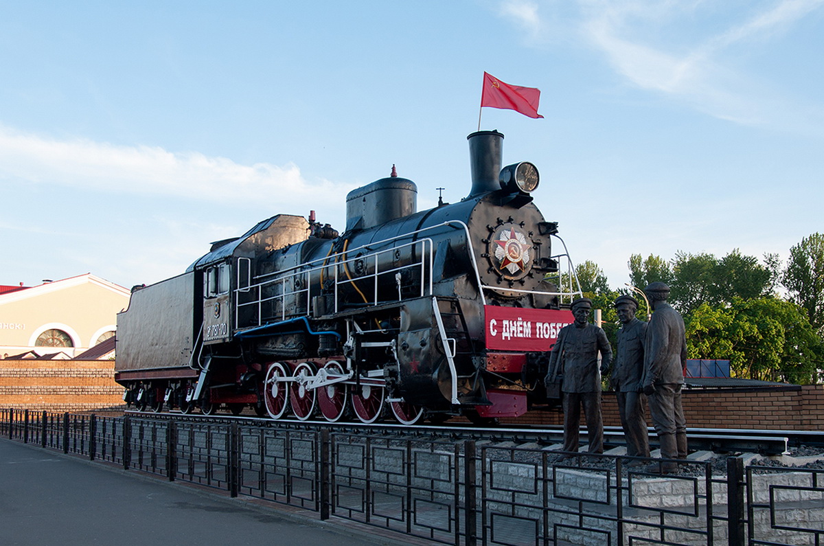 Памятник-паровоз на платформе № 1 станции Брянск-Орловский 