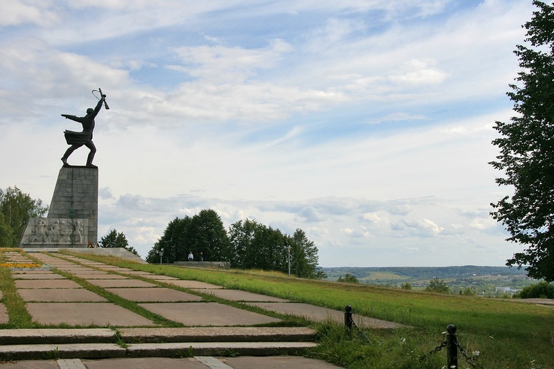 Город Дмитров-Памятник советскому солдату на Перемиловской высоте