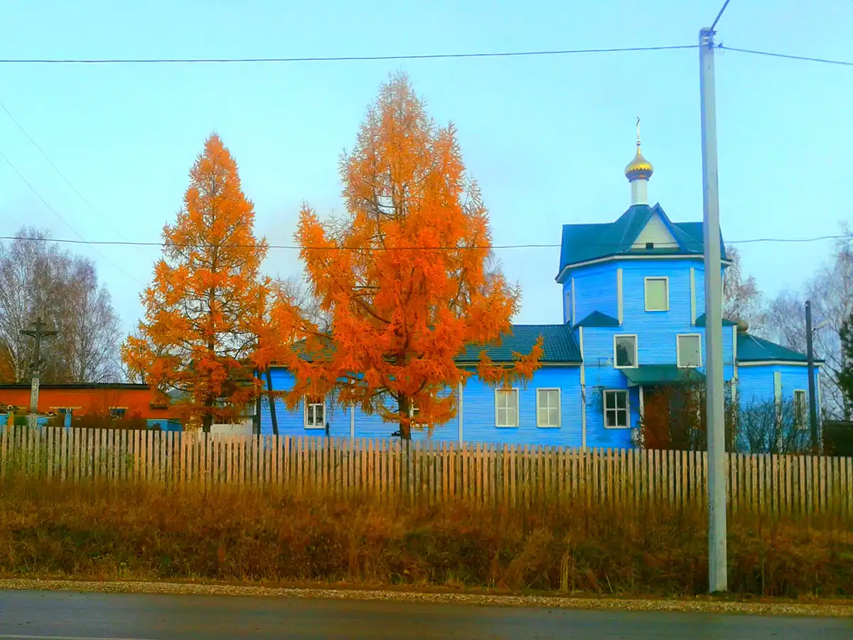 Ёгва: Вид на церковь с улицы Ленина