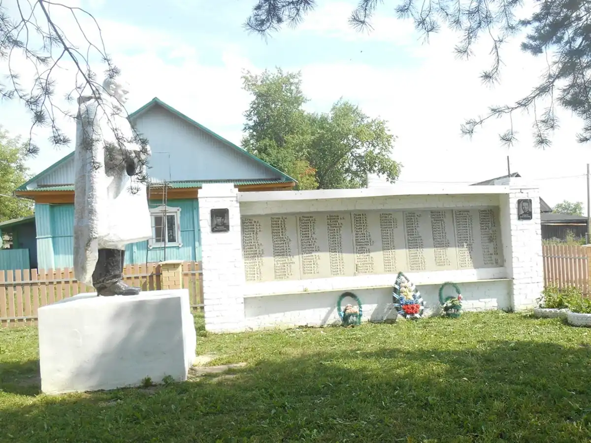 Памятник-обелиск воину-освободителю