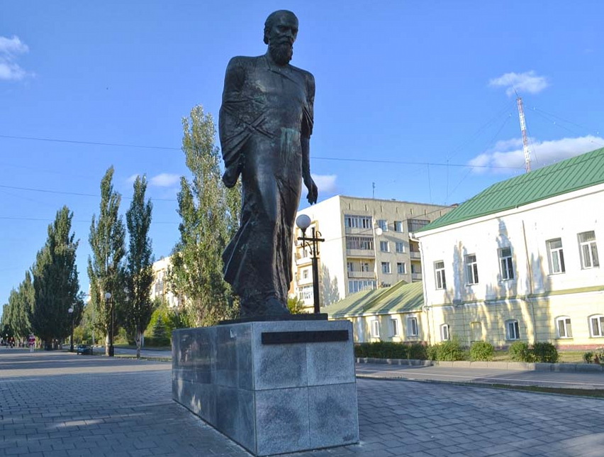 Памятник известному русскому писателю Ф.М. Достоевскому