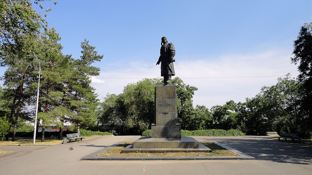 Памятник В. С. Хользунову