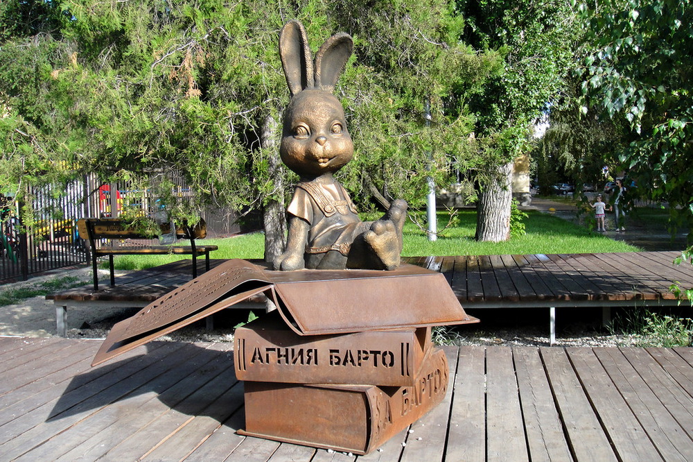 Памятник зайке Агнии Барто