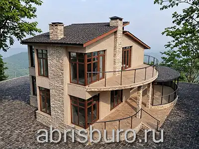 K2597-251 Проект двухэтажного мансардного дома с цокольным этажом, сауной, 4 спальнями, балконом и гаражом из газобетонных блоков