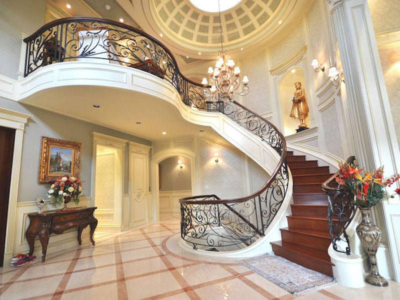 2 дом богатство. Шикарная лестница. Шикарная лестница в особняке. Красивая парадная лестница. Красивые лестницы в загородных домах.